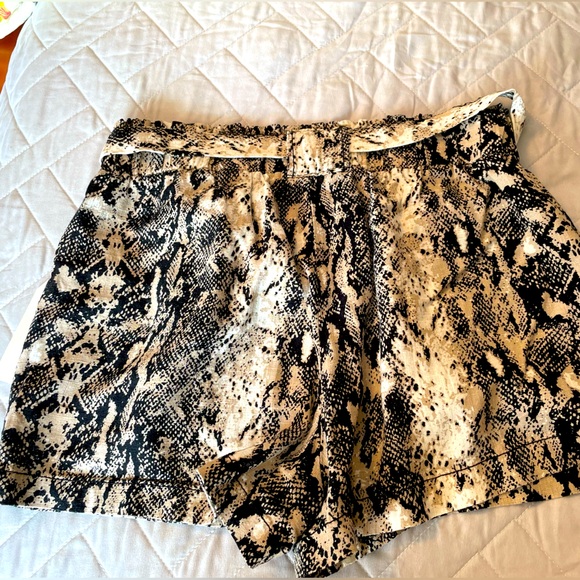 April Kiss linen summer shorts. Pull on with tie belt. Pockets, snake print. - Picture 1 of 7